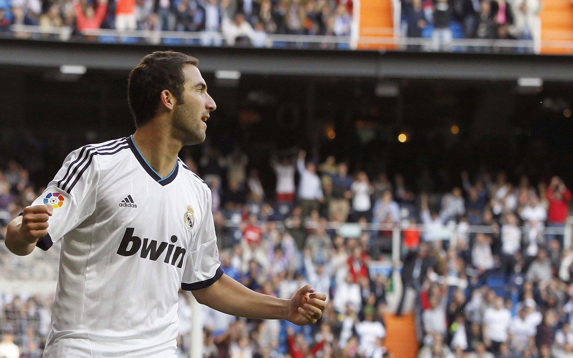 巴萨新翼拉菲尼亚左右开弓梅开二度,诺坎普见证复兴希望